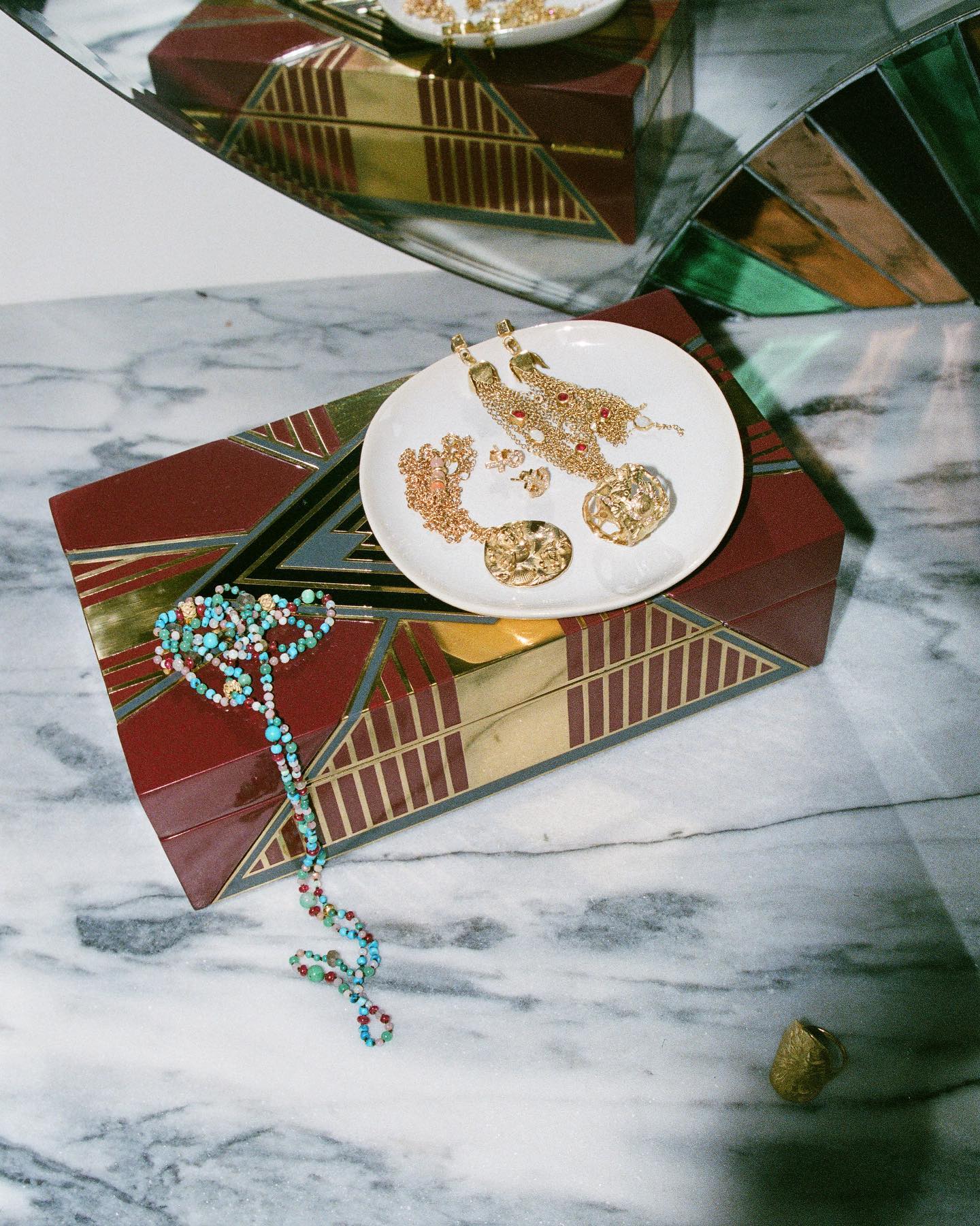 Friday night essentials 🎀 Friday, the golden child of the weekdays. The day that turns the page of the workweek and welcomes the weekend ✨
x